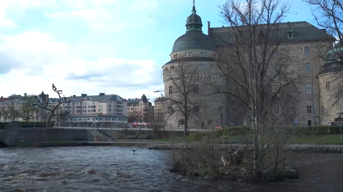 &Ouml;rebro slott med Svart&aring;n i f&ouml;rgrunden.