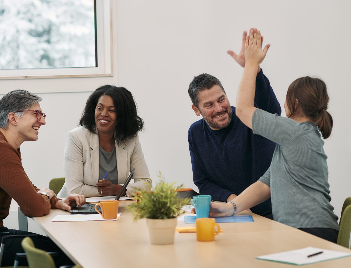 En arbetsgrupp d&auml;r tv&aring; personer g&ouml;r high five.